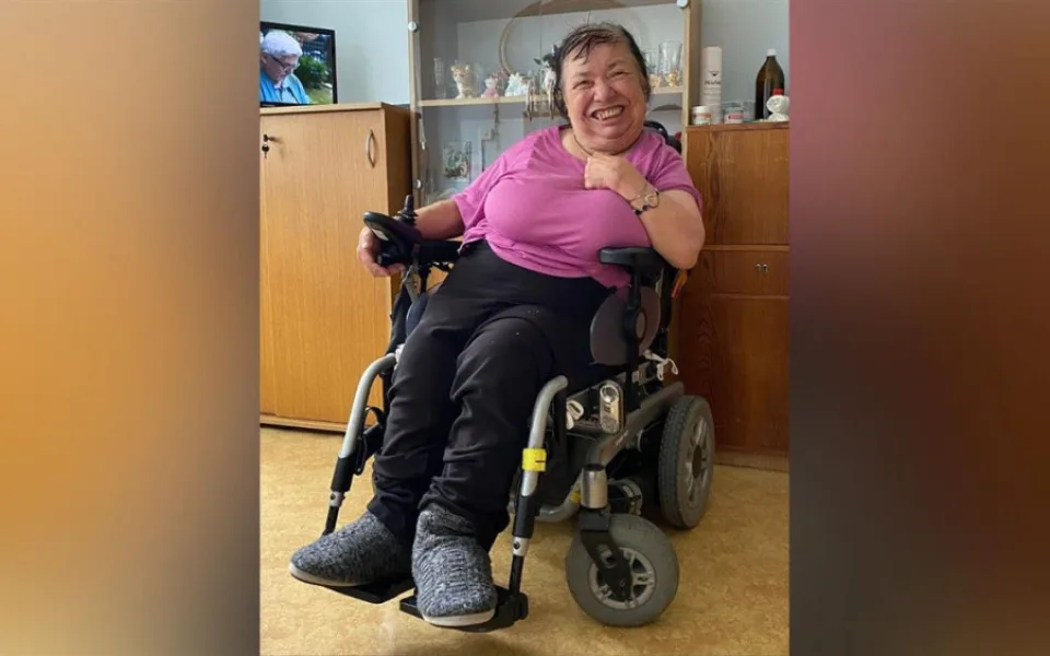 Alena z hořického Domova bez bariér chce vyrazit za papežem. Pomoct jí může sbírka