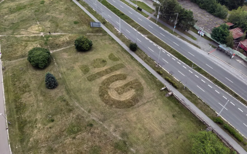 Hradec Králové se vyžívá v mozaikovém sekaní. U Brněnské vzniklo velké městské logo