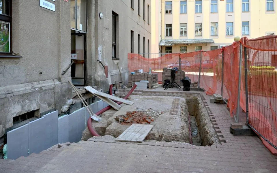 Historický vzhled a lepší přístupnost. Škola u pošty ve Dvoře Králové prochází rekonstrukcí