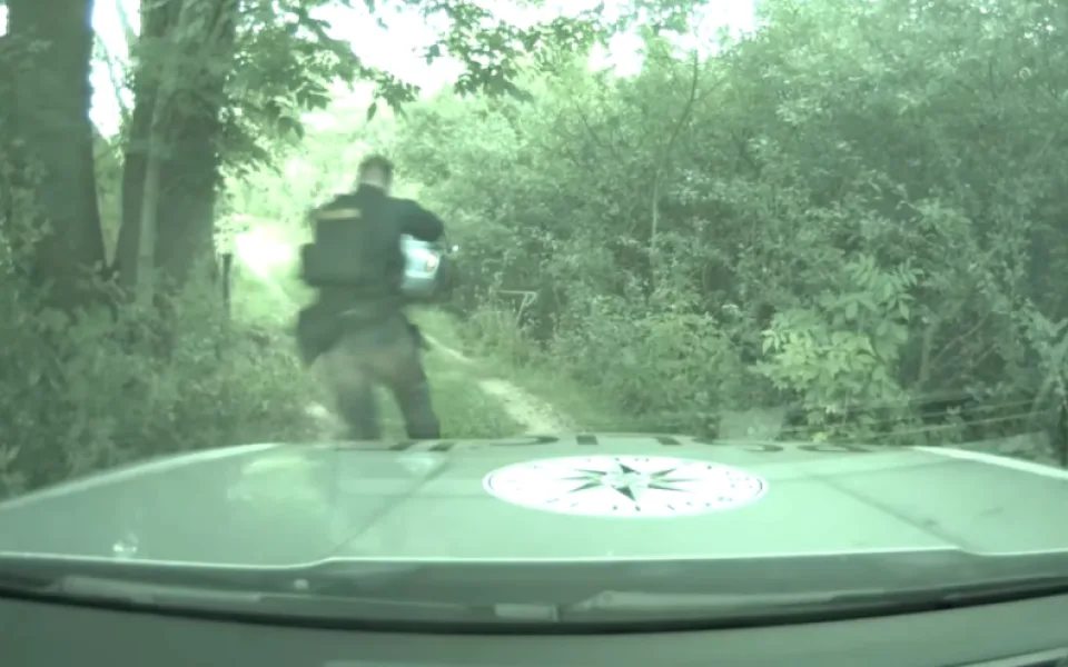 Řidič na drogách se pokusil ujet policejní hlídce. Do roku 2026 měl zákaz řízení