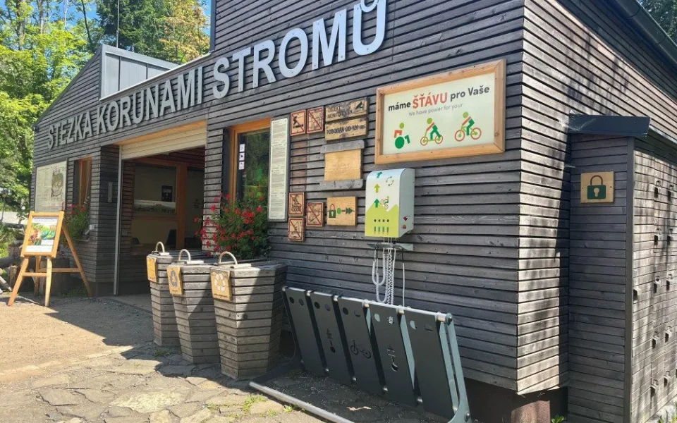 Návštěvníci stezky v Janských Lázních si mohou zdarma dobít elektrokolo. Zatímco budou v korunách stromů