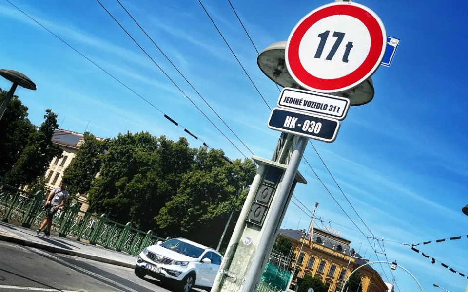 Pražský most v centru Hradce už je průjezdný, o den dříve