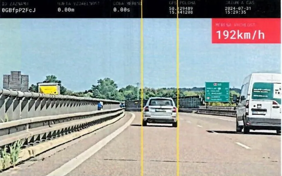 Kolem Hradce Králové rychlostí téměř 200 km/h. Na místě přišel o papíry