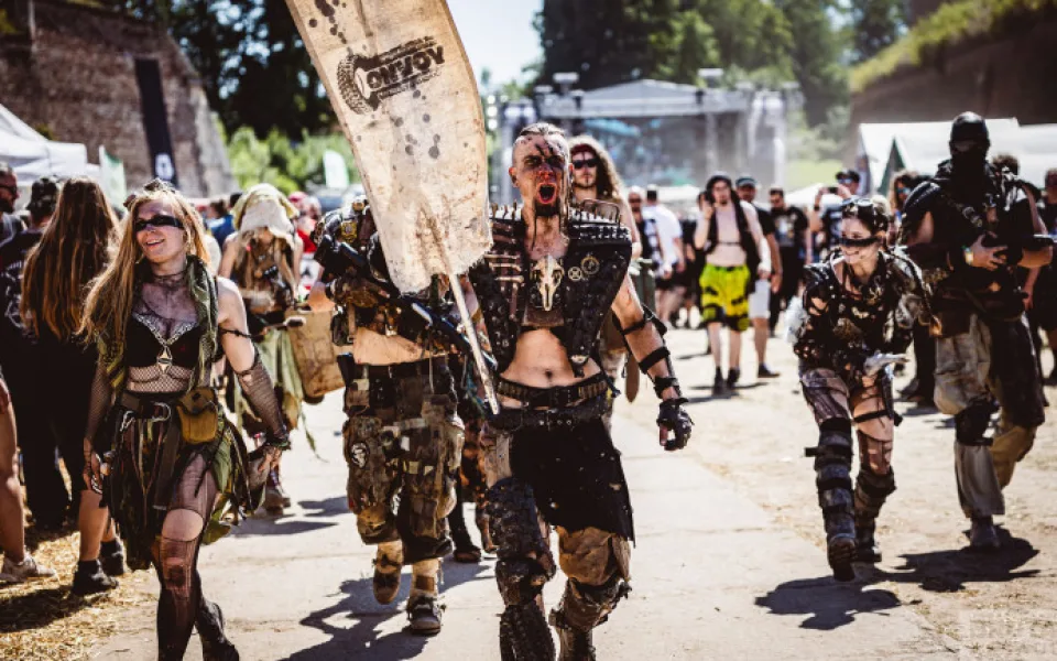 Začíná festival extrémní hudby Brutal Assault v Josefově. Nabídne více než 150 kapel