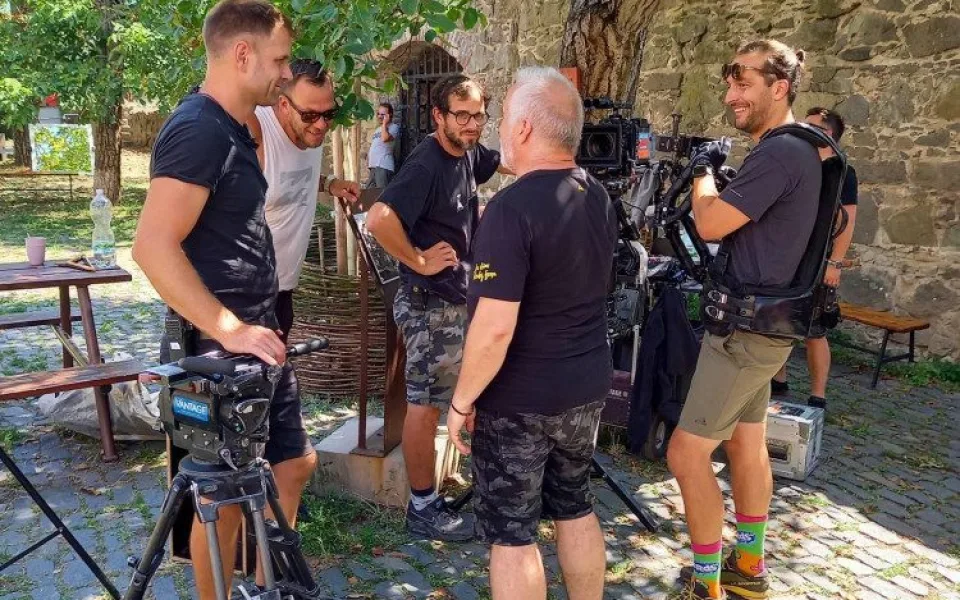 Filmaři obsadili Kunětickou horou. Natáčí tam rodinnou komedii Léto s Evženem