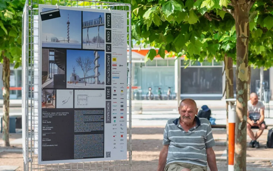 Výstava v Červeném Kostelci zachycuje největší architektonické skvosty v hradeckém kraji