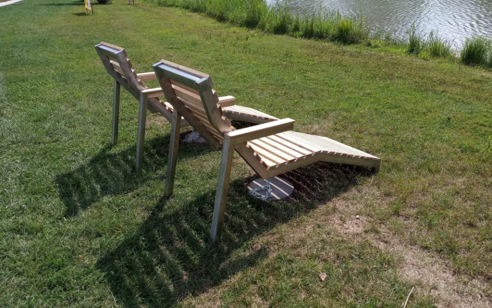 Město Lázně Bělohrad rozšířilo relaxační možnosti. Kolem Pardoubka jsou nová lehátka
