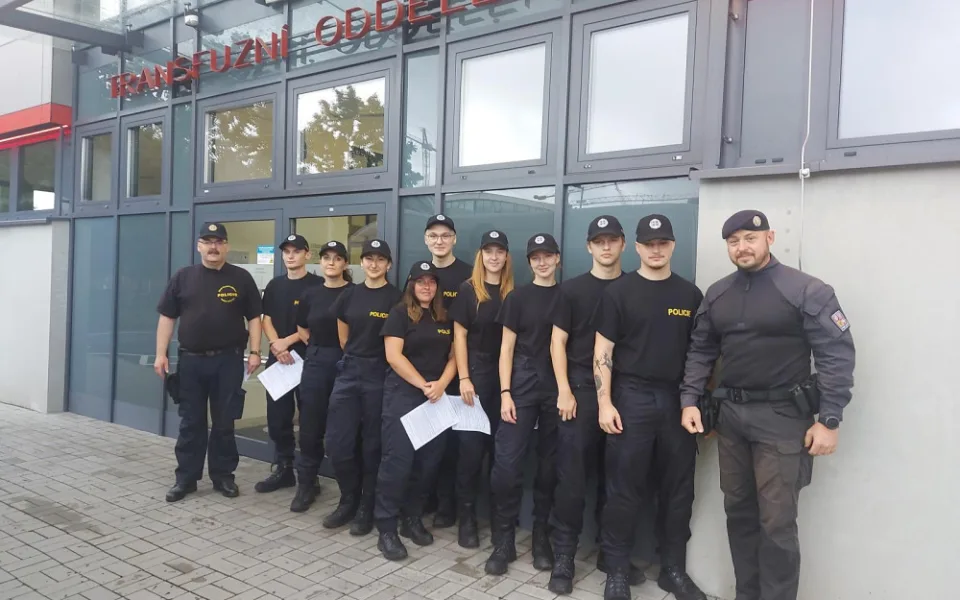 Skupina policistů v Hradci Králové darovala krev, aby pomohla se sháněním prvodárců