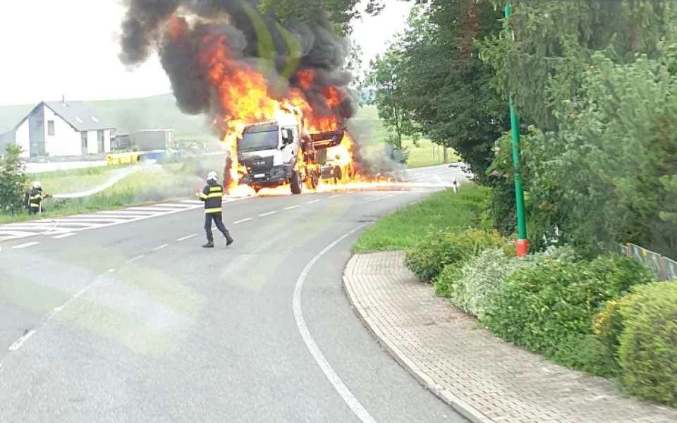 Kamion na hlavním tahu u Jičína lehl popelem. Škoda přes deset milionů
