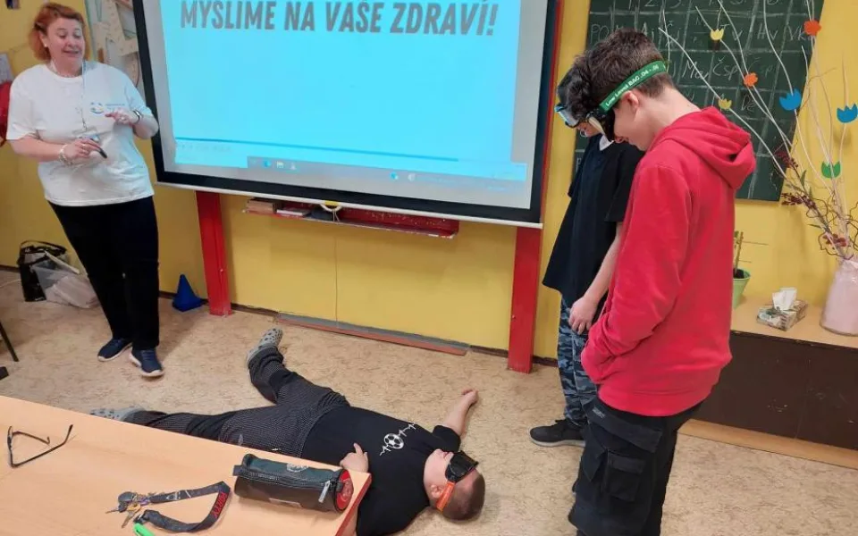 Městská policie v Trutnově spojuje síly s nemocnicí. Učí děti o škodlivosti alkoholu