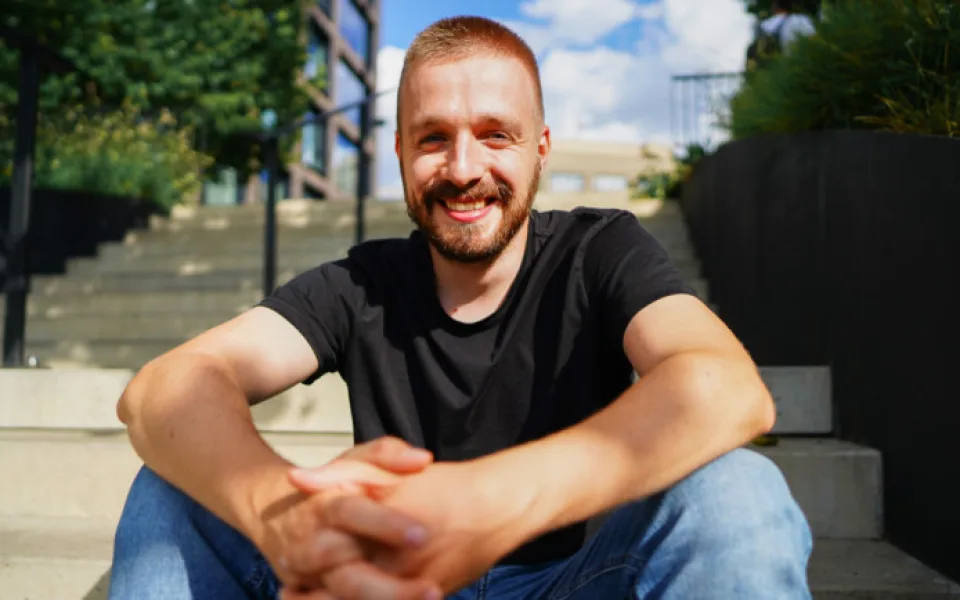 Komik na svých stand-upech griluje diváky. Videa z jeho výstupů mají miliony zhlédnutí