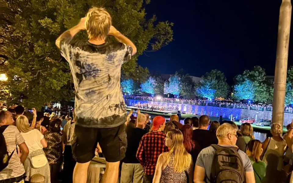 Hadecké filharmoniky sledovali lidé na štaflích i z paddleboardů