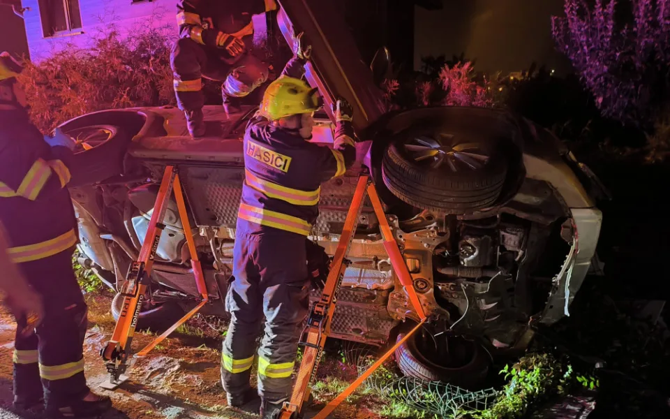 Řidič na hradeckém Pražském předměstí zdemoloval auto o sloup elektrického vedení