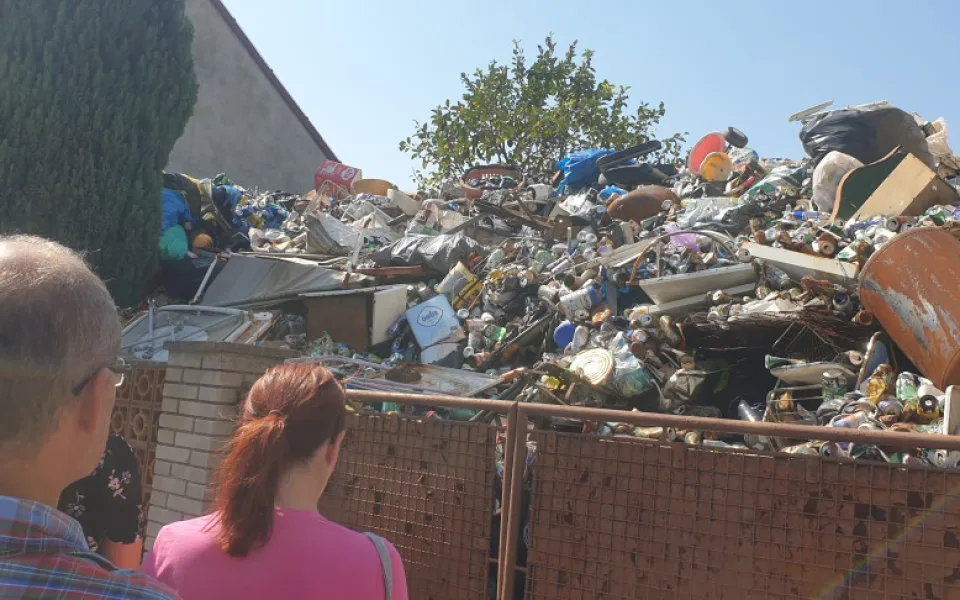 Vrchlickou ulici v Hořicích zaplavují odpadky. Situaci na soukromém pozemku chce řešit město