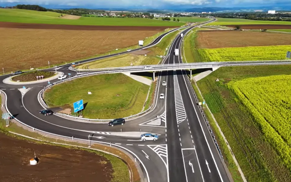 Nový obchvat Jaroměře z ptačí perspektivy. Jak se okolní krajina měnila v průběhu stavby
