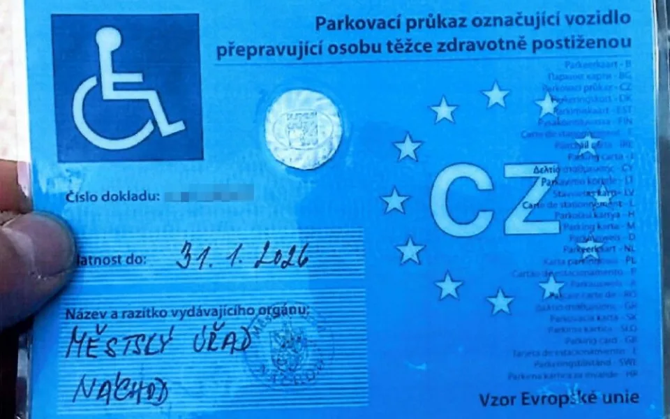 Žena z Náchodska padělala parkovací průkaz. Hrozí jí vězení