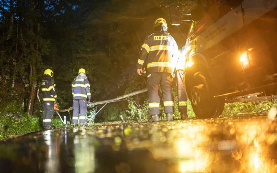 Hasiči měli během noci přes 300 výjezdů. Voda většiny řek zatím zůstává v korytu.