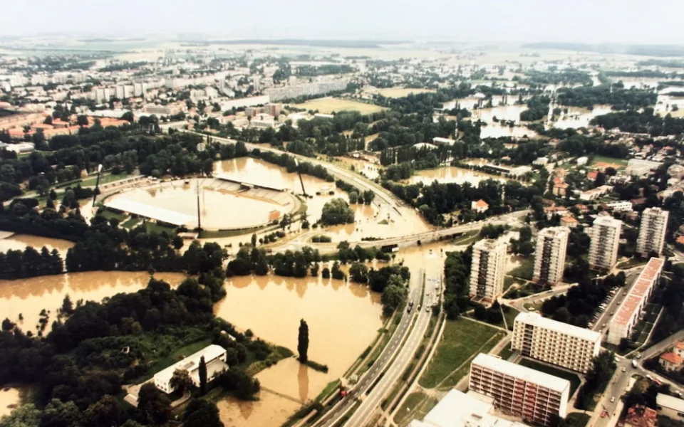 VIDEO: Jak vypadala ničivá povodeň roku 1997 v Hradci Králové?