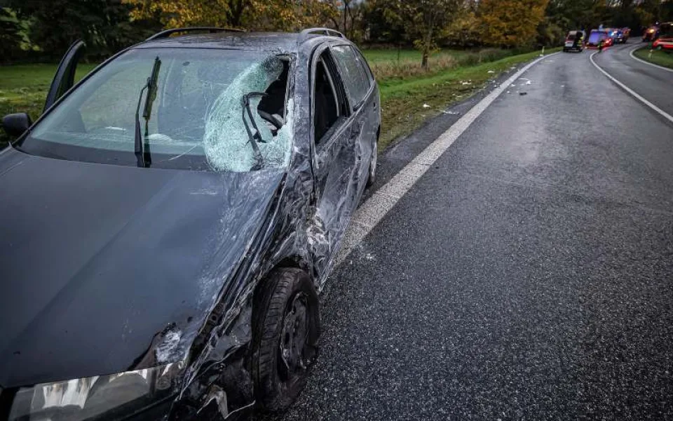 Seniorka nezvládla jízdu na mokré silnici, s vozem skončila v potoku. Na místě zemřela