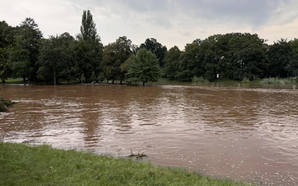 Hradec už má nejhorší za sebou. Velkou vodu hlídal nad městem dron