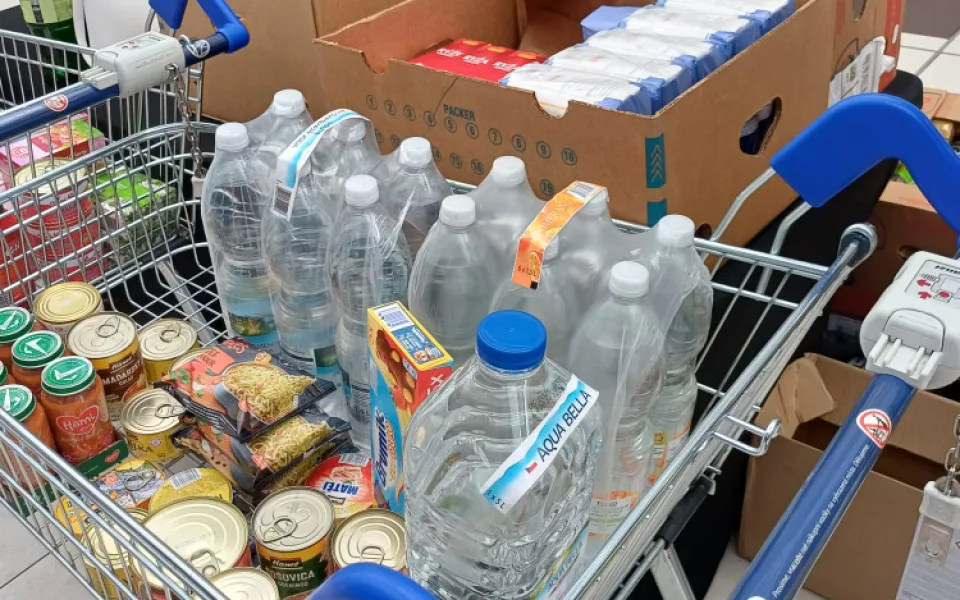 Lidé nosí potraviny do hradeckého obchodního centra, pomoc nabízí i broumovská Diakonie