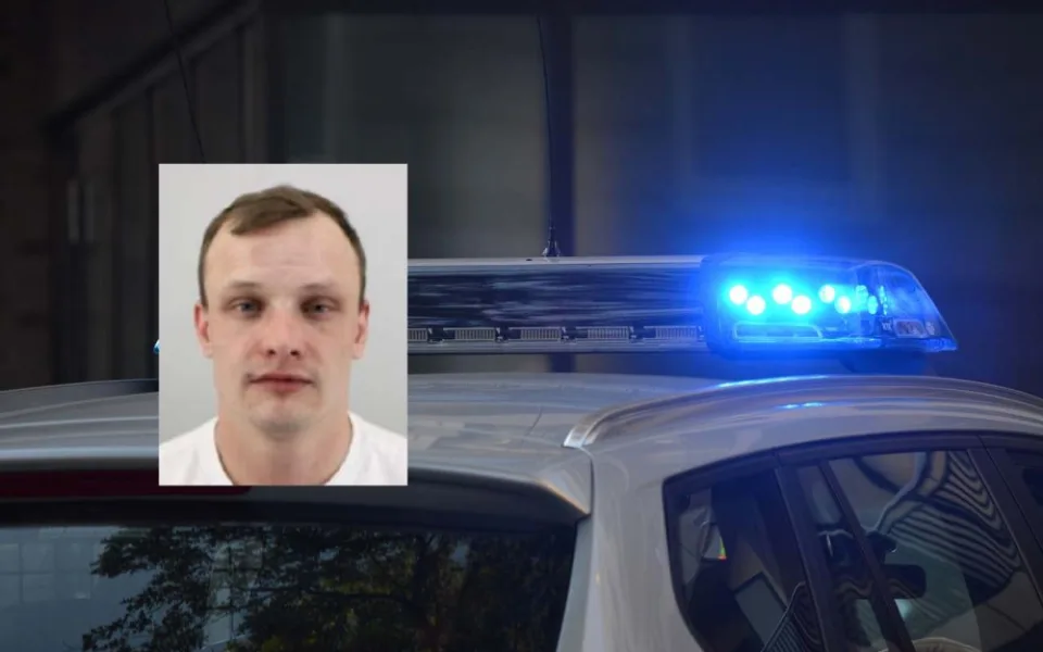 Na Trutnovsku policie pátrá po ozbrojeném násilníkovi. Zaútočil na muže na autobusáku