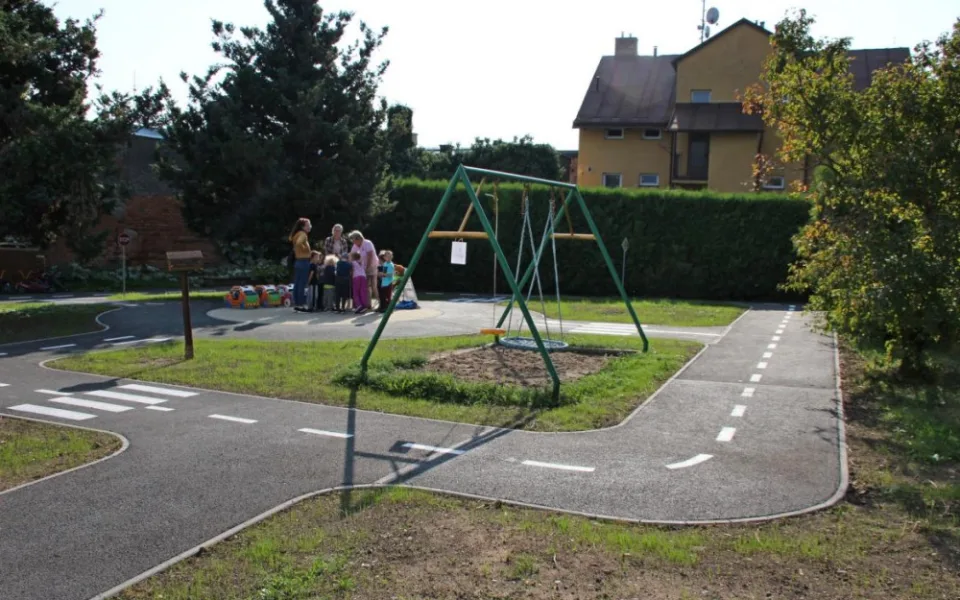 Nové dopravní hřiště v Mateřské škole Drtinova otevřeno s dopravní akcí pro děti
