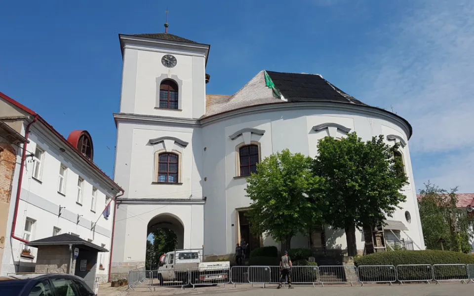 Věž kaple v Cerekvici na Jičínsku dostane barokní báň, řekli lidé v referendu