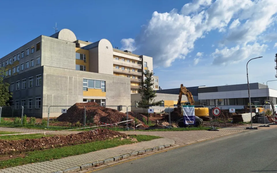 Těžká technika pracuje v areálu hradecké nemocnice na přístavbě onkologie