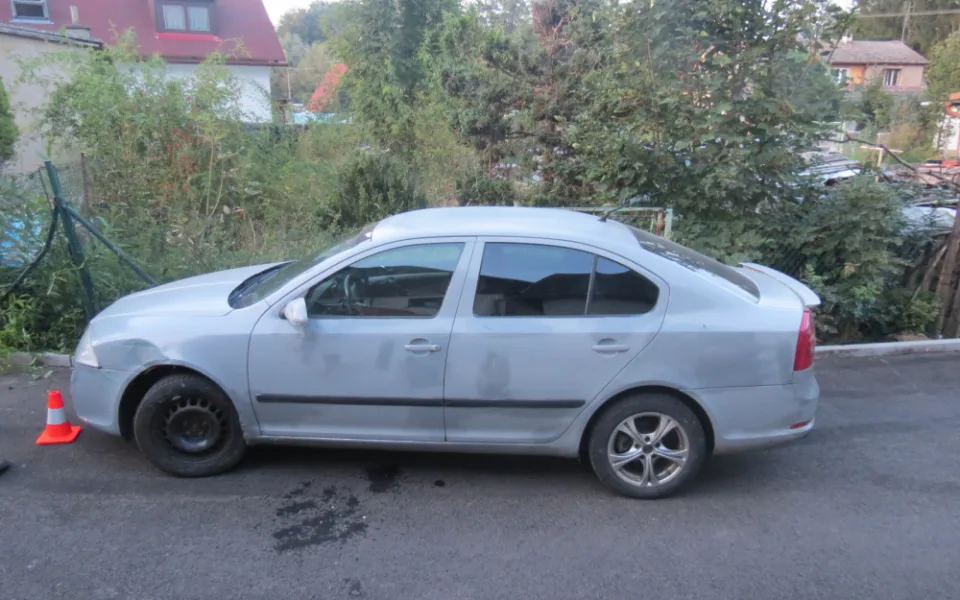 V Miletíně boural řidič s dvojkou v žíle. Z místa se pokusil ujet