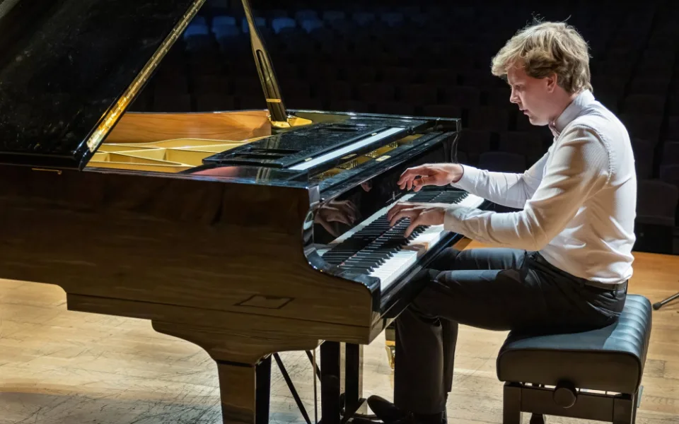 Hudební most mezi filharmonií a Střezinou. Umělecká škola si půjčila koncertní křídlo