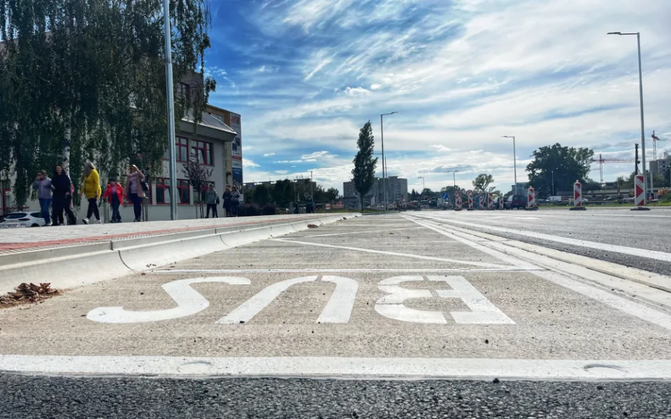 FOTO: Do části Hradecké ulice v Hradci se vrátila dneska doprava