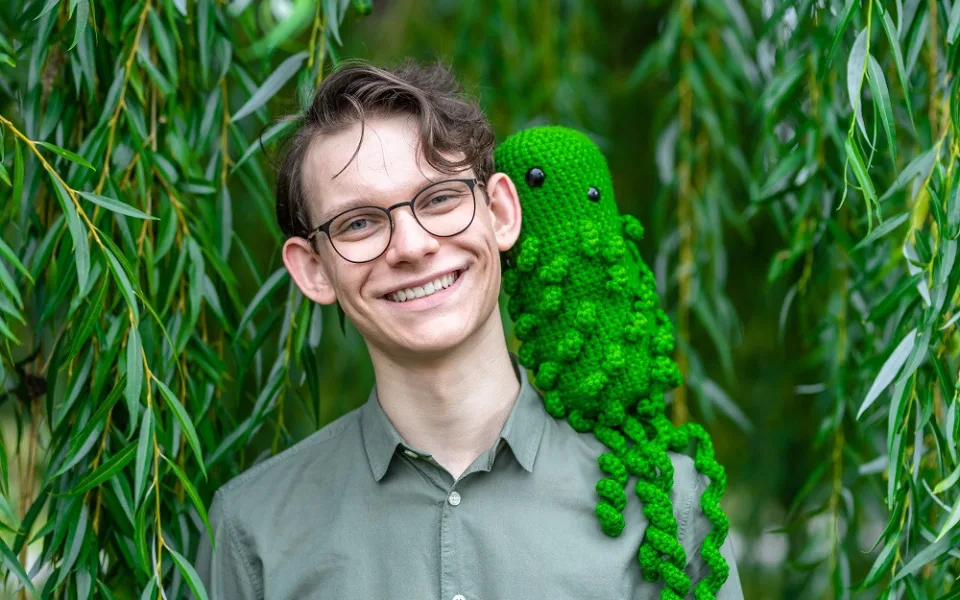 Tomáš Čermák a jeho vlastnoručně uháčkovaný maskot bakterie E-coli v 1:250 000