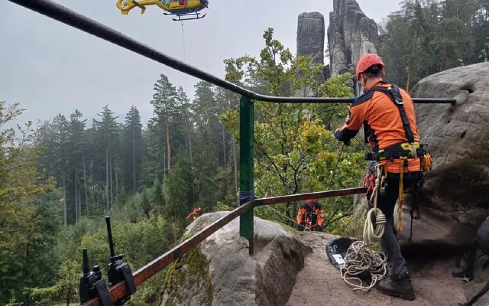FOTO: Záchranáři cvičili v Prachovských skalách. Vyjíždělo se k třem desítkám zřícených turistů