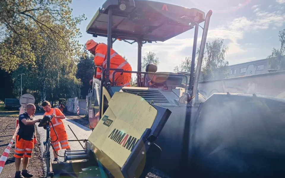 Konec neukázněného parkování v Severní ulici: Nová parkovací místa a zábradlí