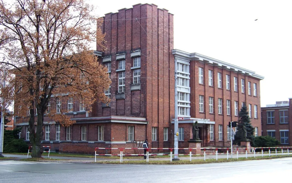Zřizovatelé škol v hradeckém kraji zvyšují bezpečnosti. Investují statisíce