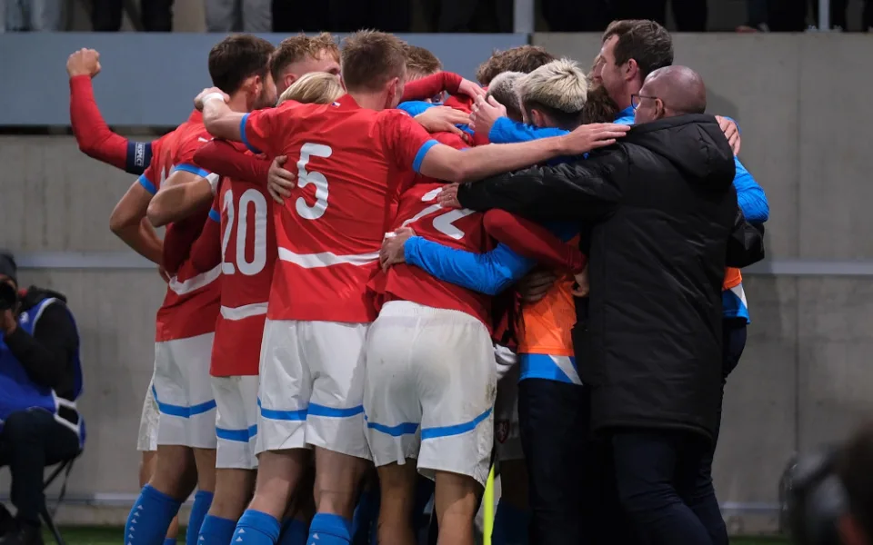 Lvíčata čekají na soupeře do baráže, pod hradeckými lízátky smetla Litvu