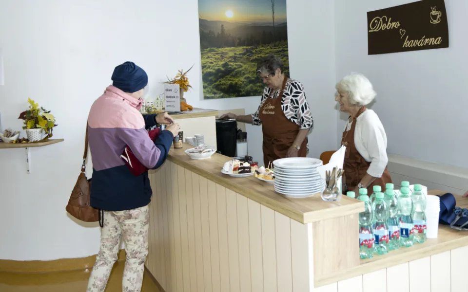 V hradecké nemocnici začal fungovat takzvaná Dobrokavárna. Nabízí kafe zdarma