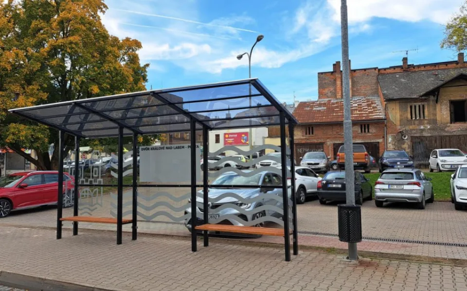 Nové zastřešení zastávky i letní scéna. Participativní rozpočet mění tvář Dvora