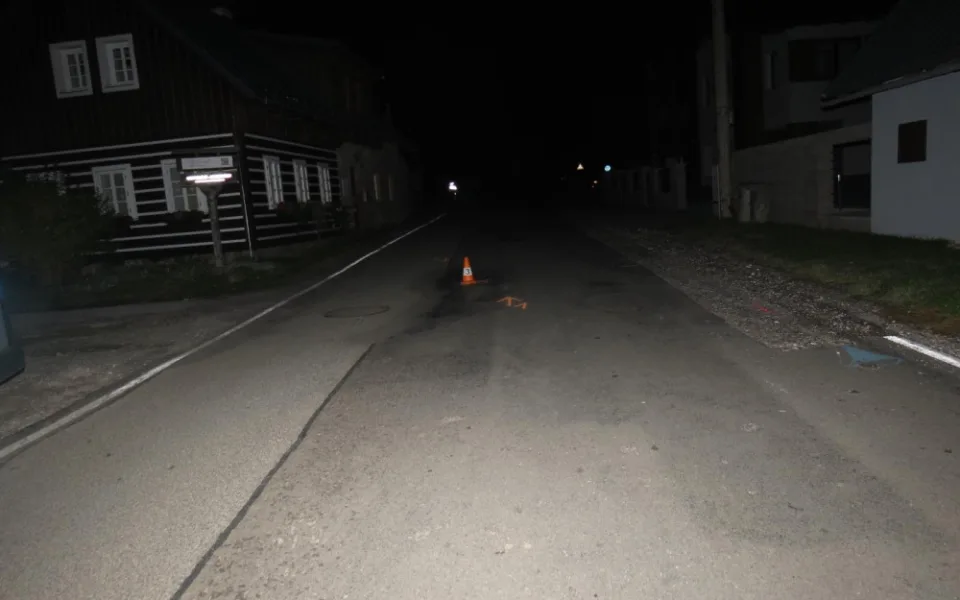 Žena s téměř 3,5 promile ležela uprostřed silnice. Tvrdila, že jí srazilo auto