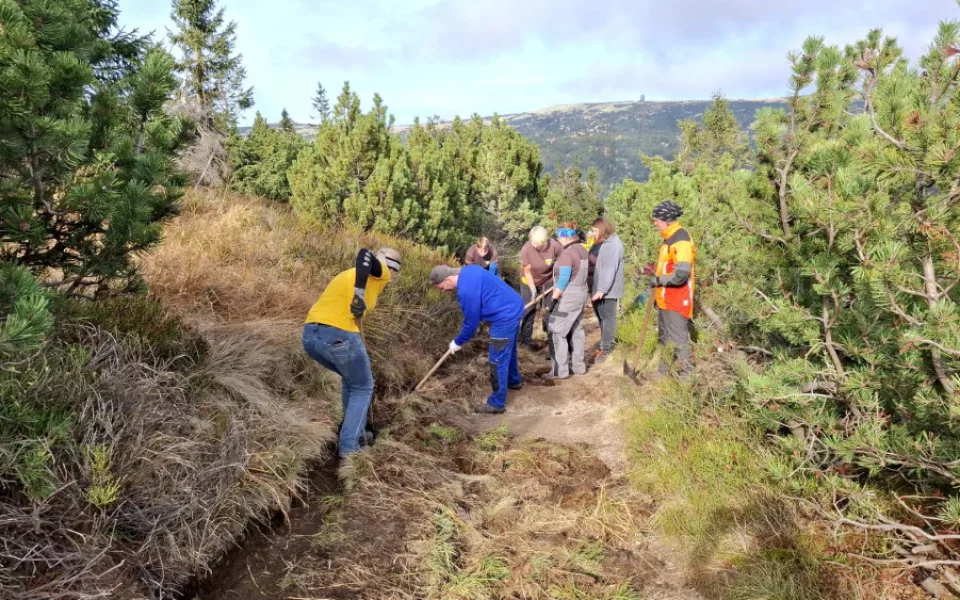 Dobrovolníci pomáhali s údržbou turistických tras u Pančavského vodopádu