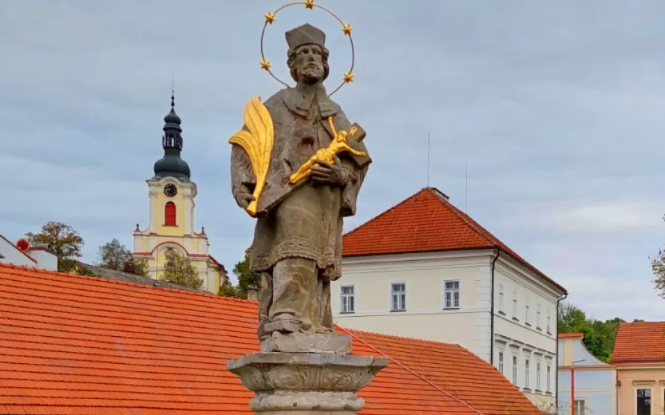 Historická socha v Častolovicích se po letech vrací na původní místo