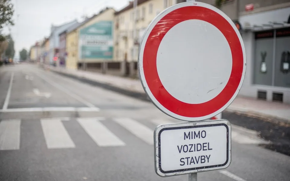 V Trutnově na Krkonošské musí řidiči ode dneška počítat s komplikacemi