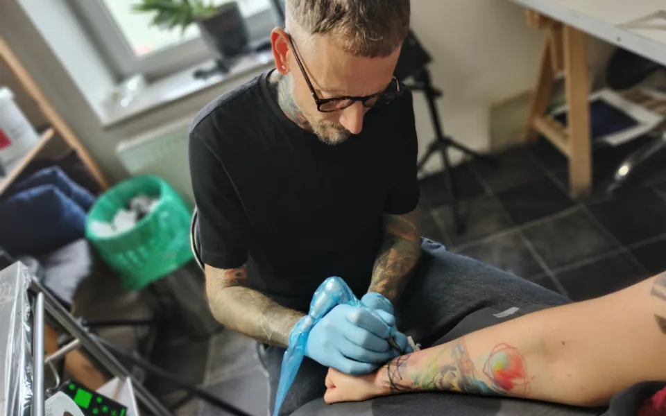 Když jsem začínal s autorským tetováním, tak jsem byl za exota a dnes to dělá kdekdo, říká tatér Dodáč