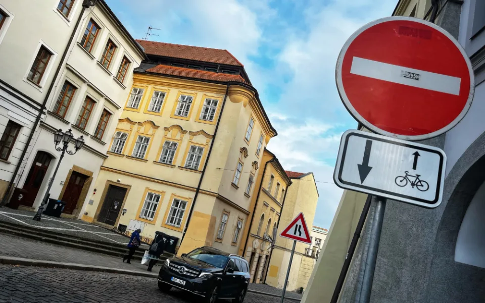 Řidiči v Hradci Králové potkají v centru nově cyklisty i v protisměru