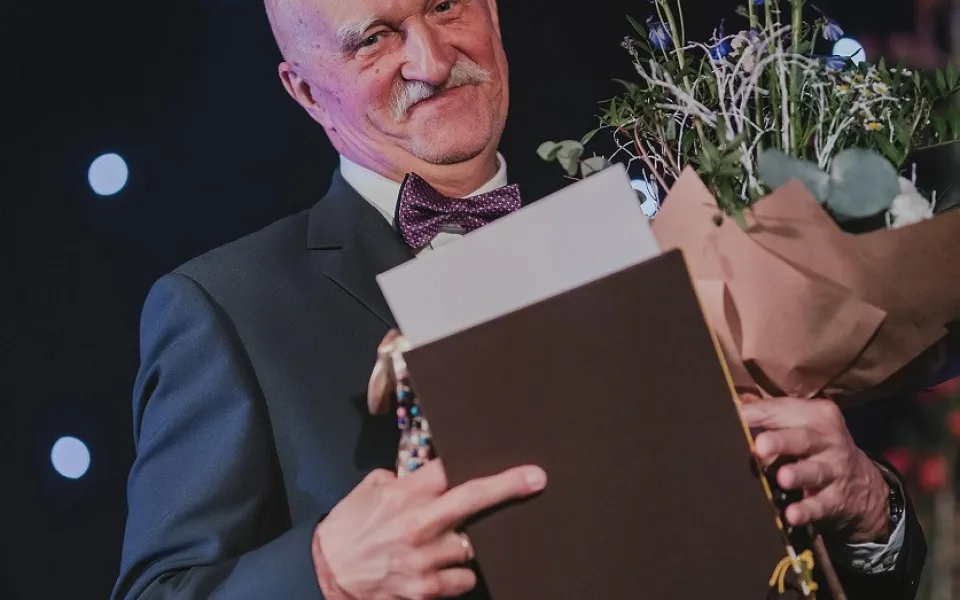 Ivan Škaloud při přebírání ceny Primus inter pares