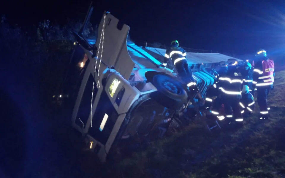 Při nehodě na D11 u Chlumce nad Cidlinou zemřel řidič. Policie hledá svědky