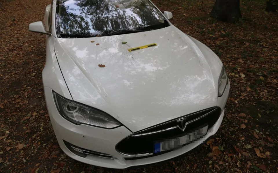 FOTO: Náhodný vandalismus nebo cílený útok? Poškozená Tesla na lesní cestě