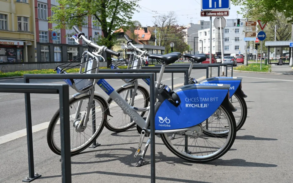 Obliba sdílených kol v Hradci Králové stoupá. Město rozšiřuje stanoviště