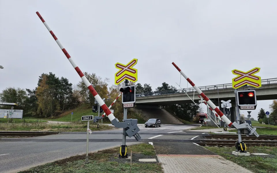 Nový cyklopřejezd mezi Jičínem a Popovicemi chrání cyklisty na frekventované trase
